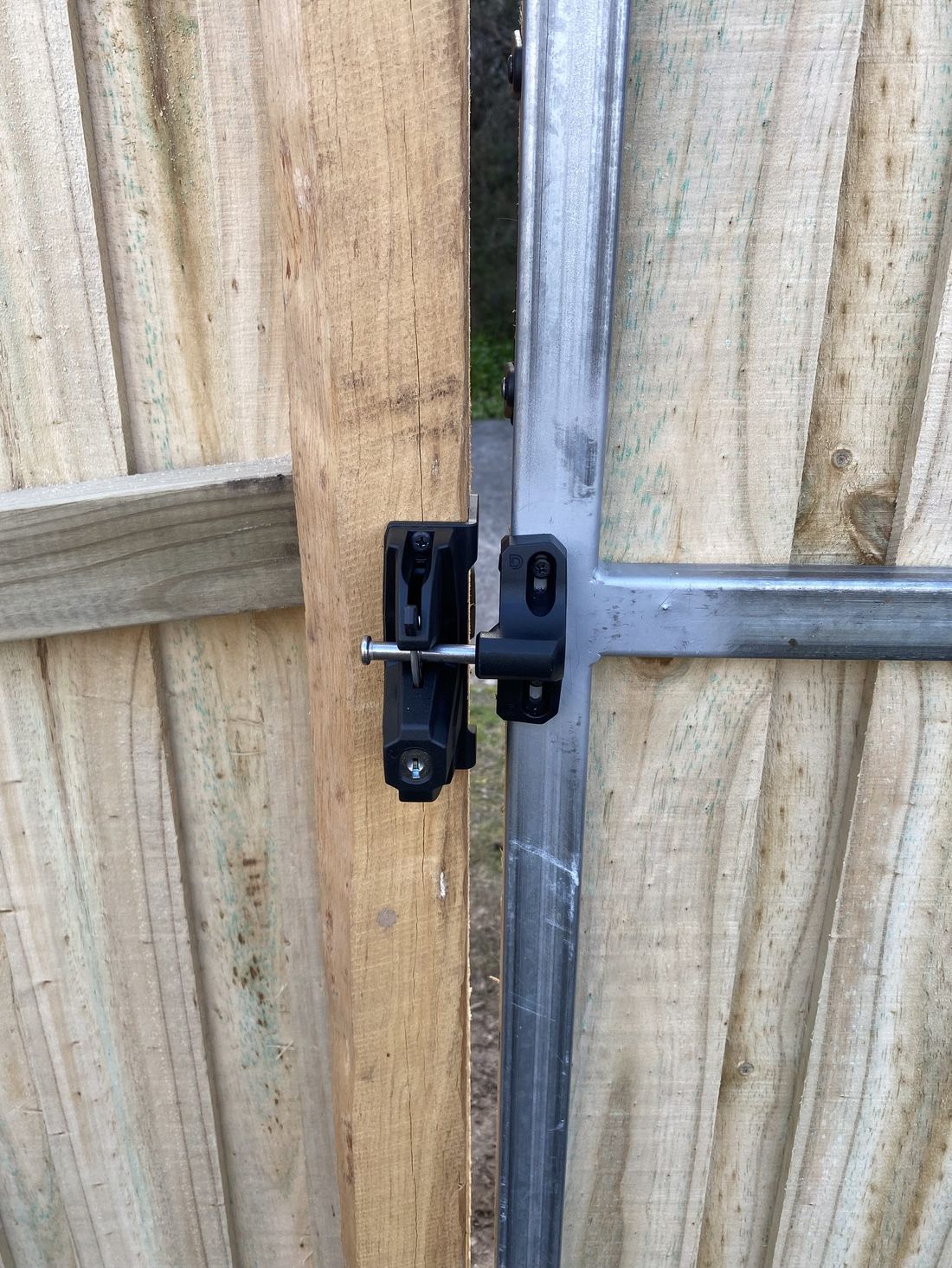 Lockable gate latch