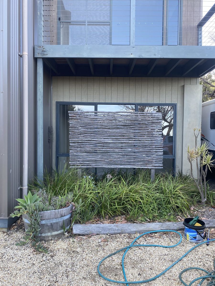 Stick privacy screen