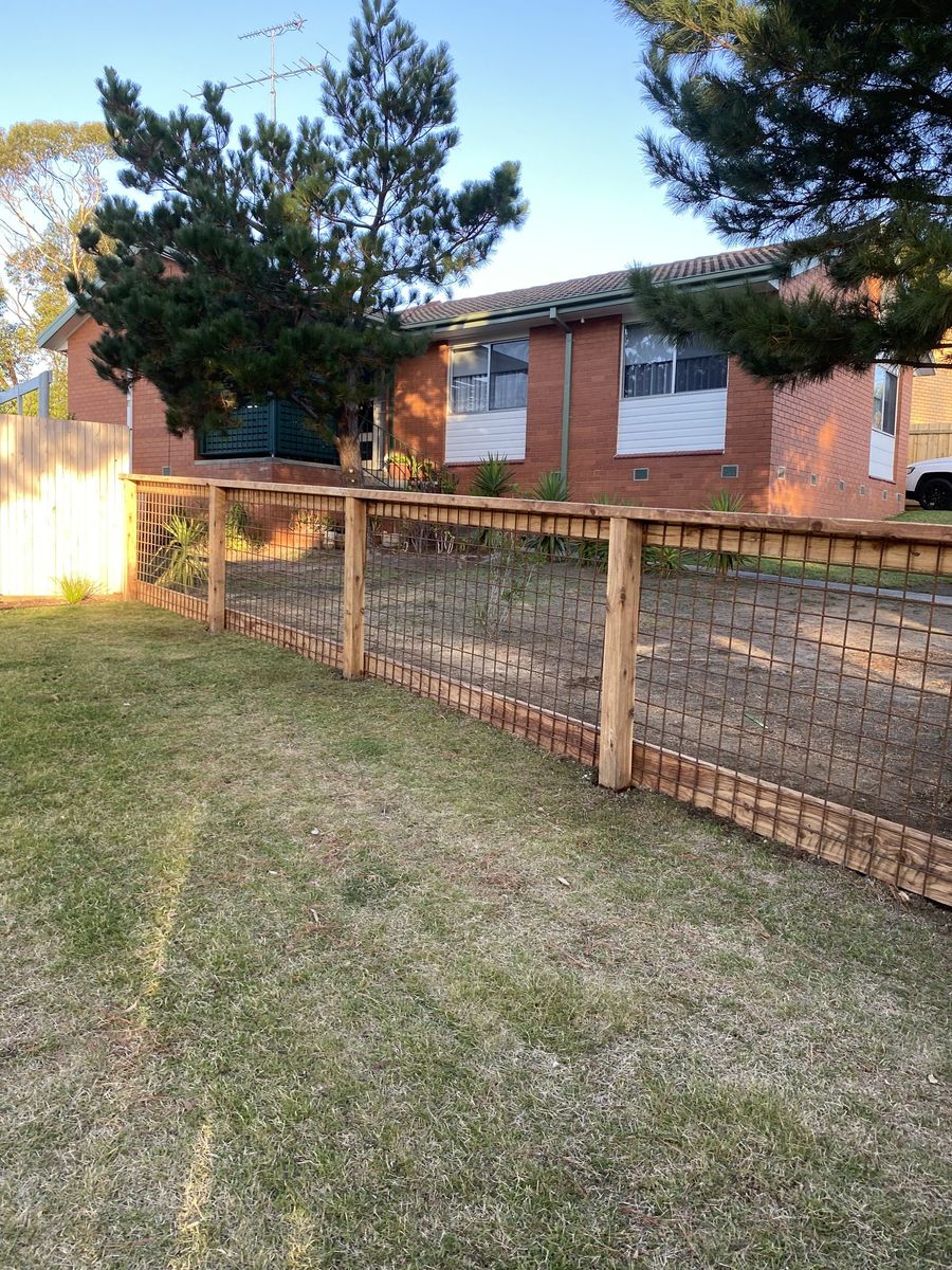 Rio mesh with capping and plinth